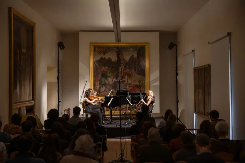 Re:Flexus Trio performing for an audience in a museum hall