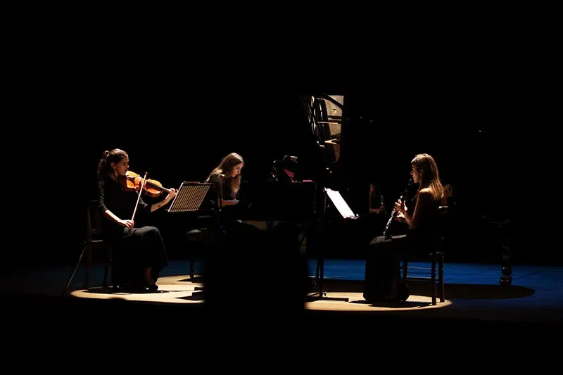 Re:Flexus Trio em palco, num concerto com luz baixa
