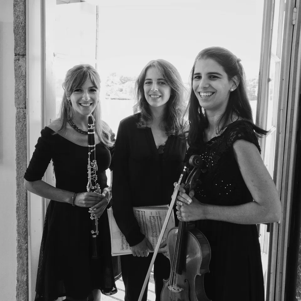 Ana Sofia Matos, Maria Isabel Mendonça and Catarina Gonçalves of Re:Flexus Trio, holding the clarinet and the viola